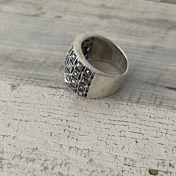 Beautiful Silver Marcasite Ring. - Picture 2 of 5